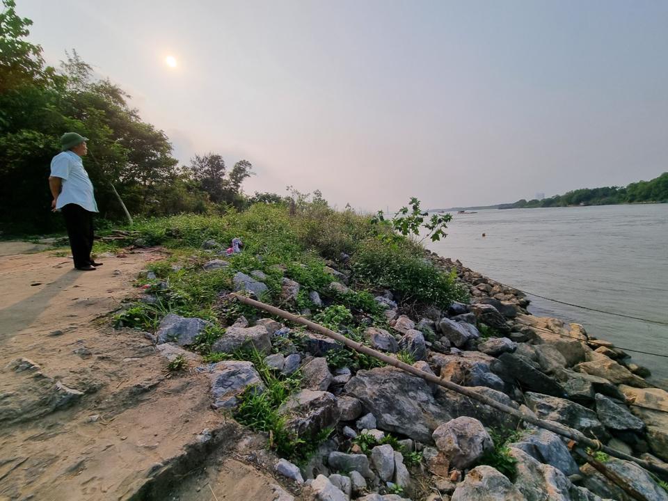 Ông Đào Khắc Thóc cũng như nhiều người dân làng Bắc Cầu đang có rất nhiều tâm tư, lo lắng khi đứng trước nguy cơ phải di dời. Ảnh: Vũ Lê