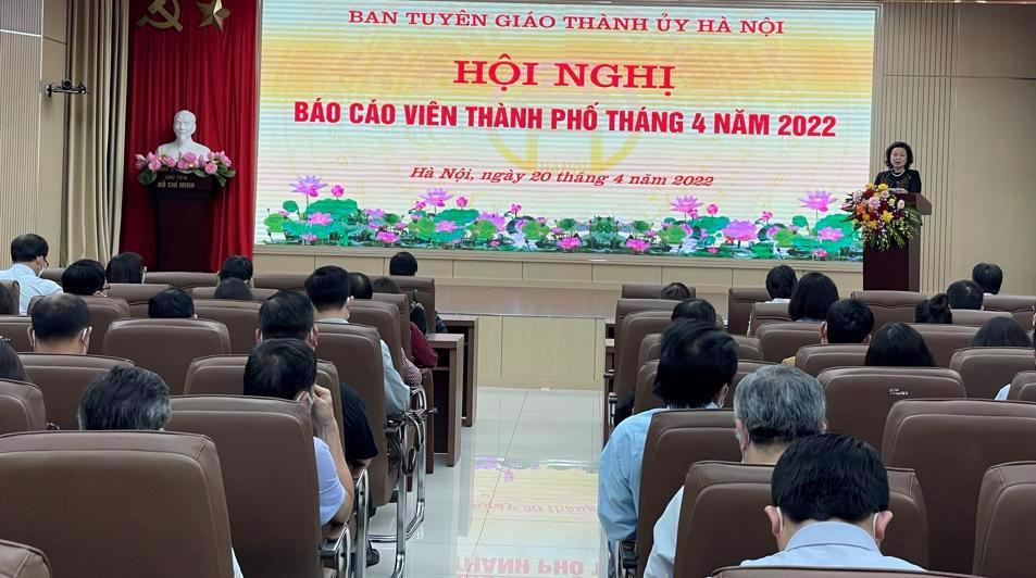 Phó Trưởng Ban Tuyên giáo Thành ủy Hà Nội Đinh Thị Lan Duyên phát biểu chỉ đạo tại hội nghị.