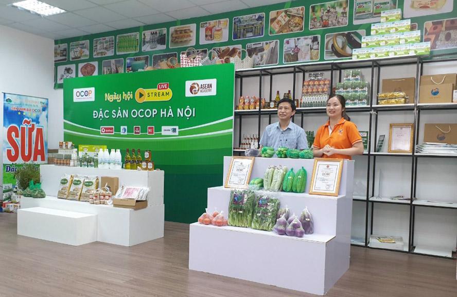 Nông dân Hà Nội tham gia ngày hội Livestream đặc sản OCOP Hà Nội. Ảnh: Trọng Tùng