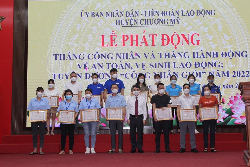 Phó Chủ tịch UBND huyện Chương Mỹ Hoàng Minh Hiến chụp ảnh lưu niệm cùng với