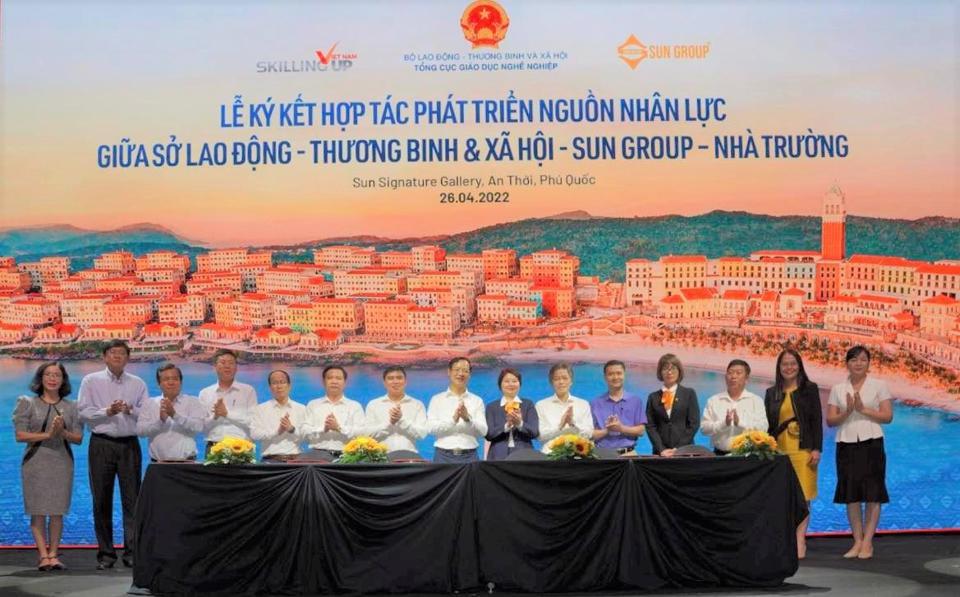 Các đại biểu chúc mừng thành công lễ ký kết