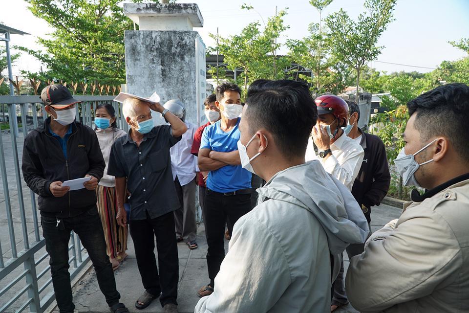 Người dân xếp hàng từ sáng sớm để làm hồ sơ đất đai tại huyện Cam Lâm. (Ảnh: Trung Vũ).