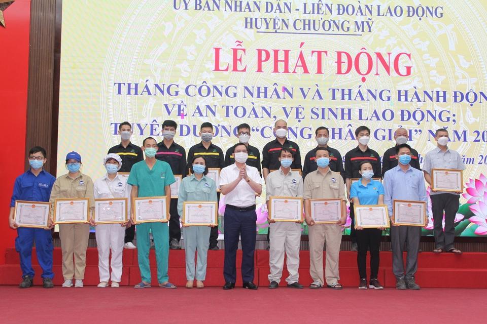 Phó Bí thư Thường trực Huyện ủy Chương Mỹ Trịnh Tiến Tường chụp ảnh lưu niệm với 