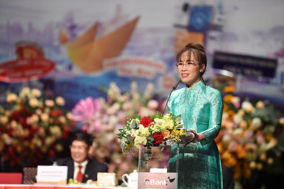 Nữ tỷ phú Nguyễn Thị Phương Thảo - Phó Chủ tịch Thường trực HĐQT HDBank phát biểu tại Đại hội