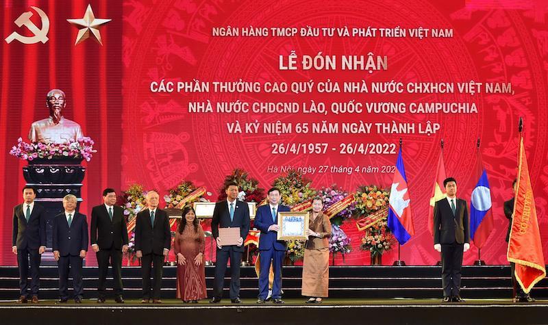 Phó Thủ tướng Chính phủ Hoàng gia Campuchia Men Sam An trao Quyết định tặng thưởng Huân chương Sahametrei hạng Moha Sena tới đại diện lãnh đạo BIDV.