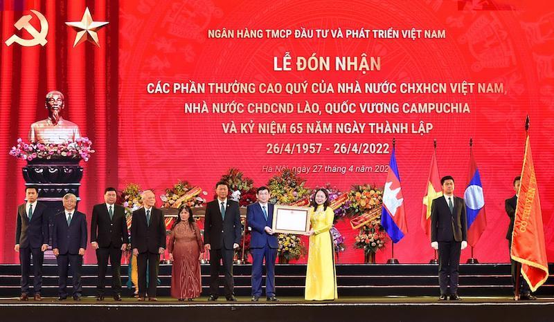 Phó Chủ tịch nước CHXHCN Việt Nam Võ Thị Ánh Xuân trao Quyết định tặng thưởng Huân chương Lao động hạng Ba tới đại diện lãnh đạo BIDV.