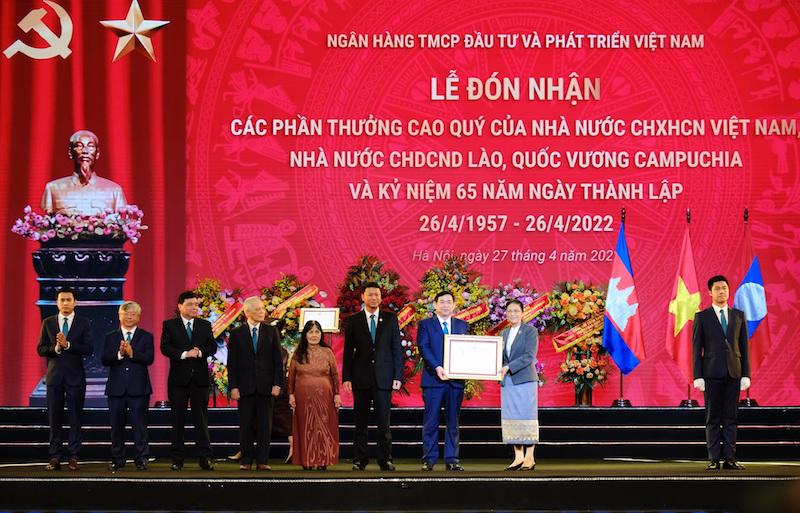 Phó Chủ tịch nước CHDCND Lào Pany Yathotou trao Quyết định tặng thưởng Huân chương Phát triển hạng Nhì cho đại diện lãnh đạo BIDV.