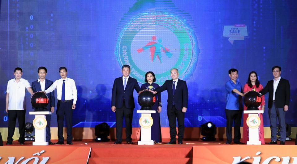 Phó Bí thư Thường trực Thành ủy Hà Nội Nguyễn Thị Tuyến và Phó Chủ tịch UBNDTP Hà Nội Nguyễn Mạnh Quyền nhấn nút khai mạc.