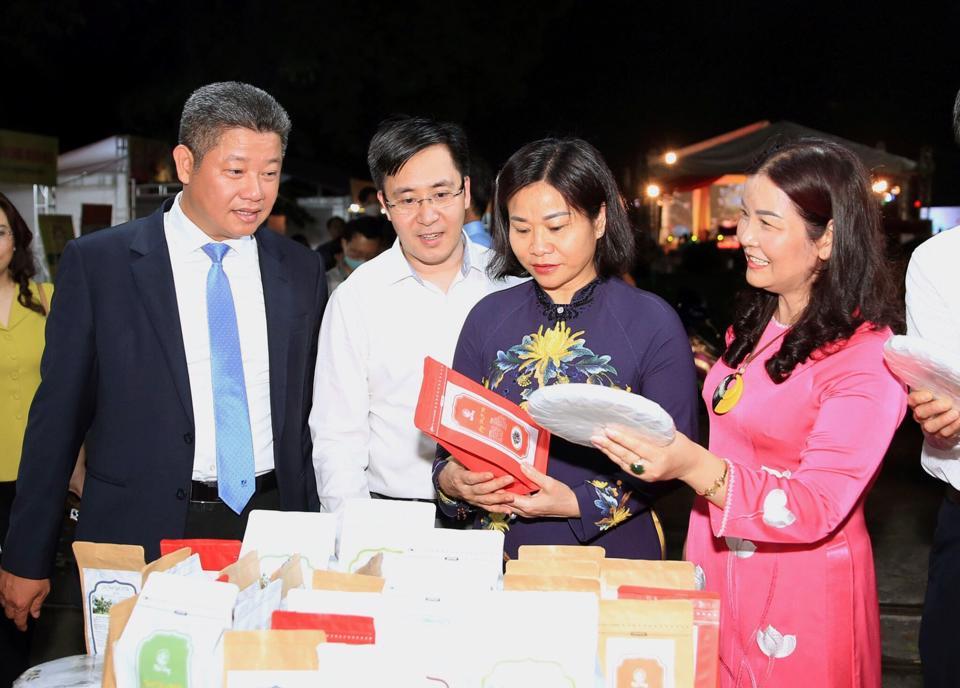Phó Bí thư Thường trực Thành ủy Hà Nội Nguyễn Thị Tuyến và Phó Chủ tịch UBNDTP Hà Nội Nguyễn Mạnh Quyền thăm quan gian hàng.