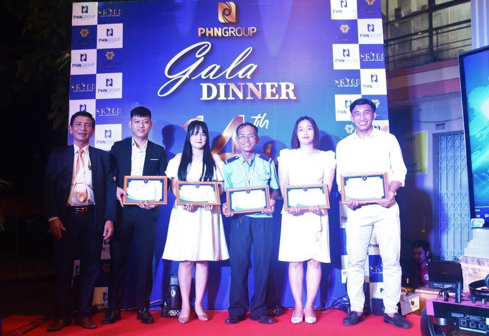 PHN Group tặng thưởng những cá nhân cống hiến lâu năm