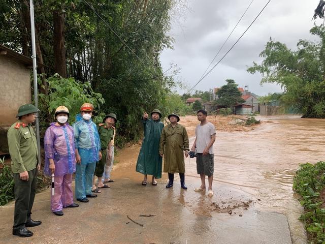 Mưa lũ lớn ở Bắc Giang, hàng trăm ngôi nhà chìm trong biển nước - Ảnh 2.