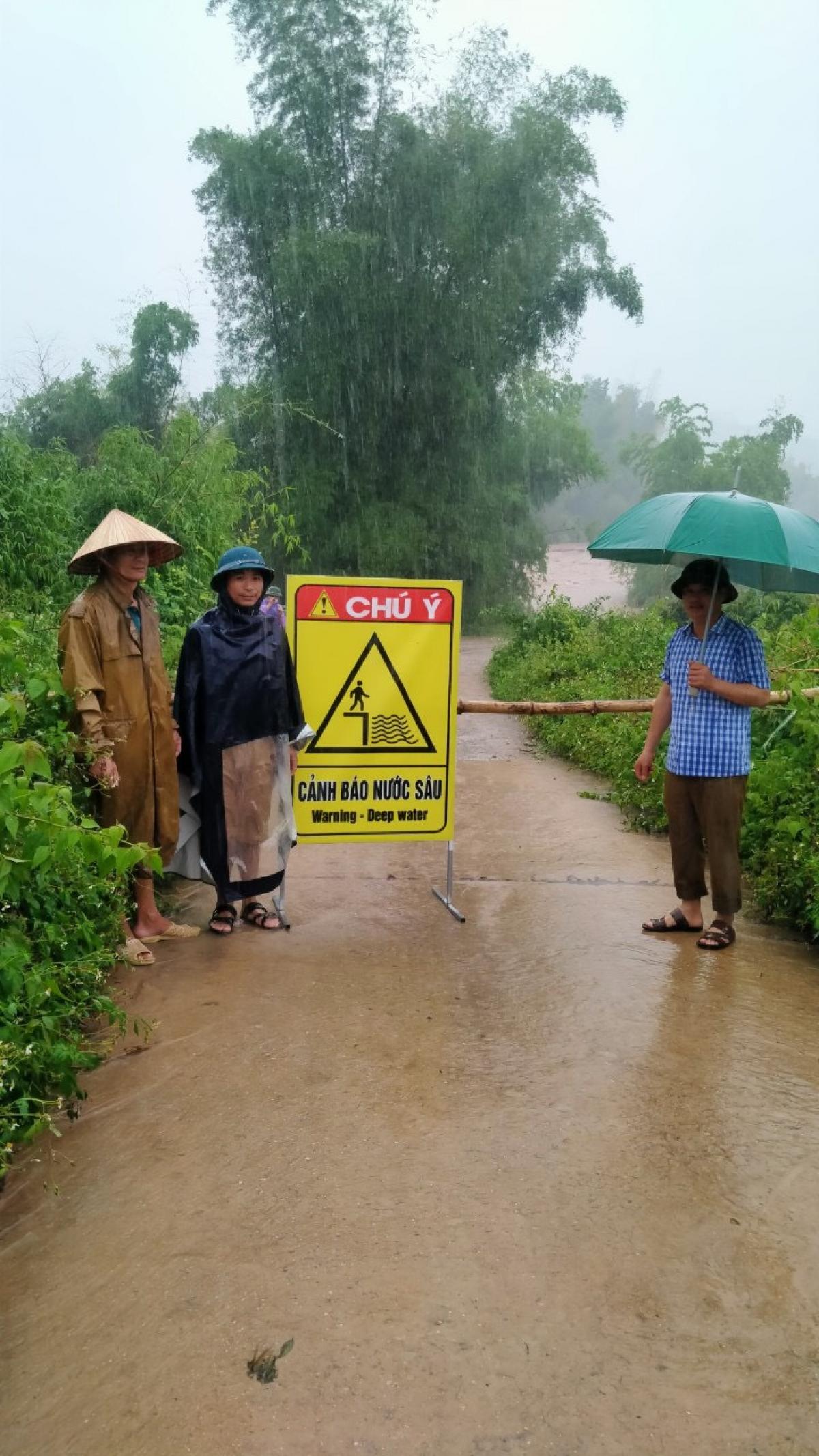 Mưa lũ lớn ở Bắc Giang, hàng trăm ngôi nhà chìm trong biển nước - Ảnh 5.