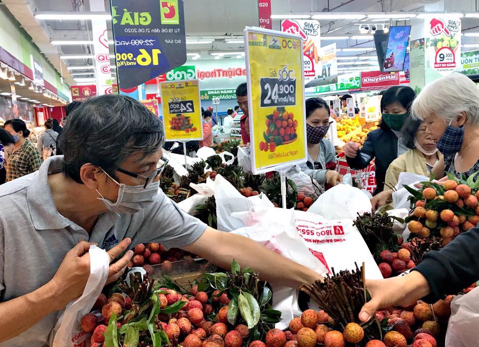 Người tiêu dùng mua vải thiều tại siêu thị  Big C vụ vải 2021.