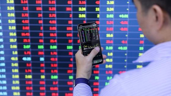 VN-Index thủng mốc 1.200 điểm, chọn chiến lược đầu tư nào “đi qua giông bão ”?