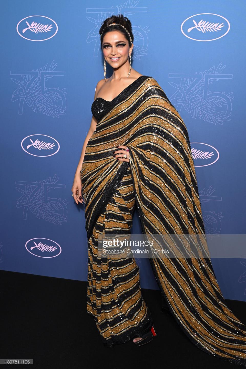Deepika Padukone gây ấn tượng với bộ saree lấp lánh. Thiết kế mang đậm chất truyền thống nhưng khá hiện đại nhờ cách mix&match hai sắc màu vàng - đen cùng loạt chất liệu bắt sáng.
