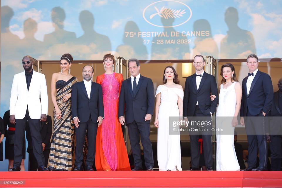 Các thành viên trong ban giám khảo: Ladj Ly, Deepika Padukone, Asghar Farhadi, Rebecca Hall, Vincent Lindon, Noomi Rapace, Joachim Trier, Jasmine Trinca và Jeff Nichols (từ trái sang) ra mắt tại buổi khai mạc Liên hoan phim Cannes lần thứ 75.