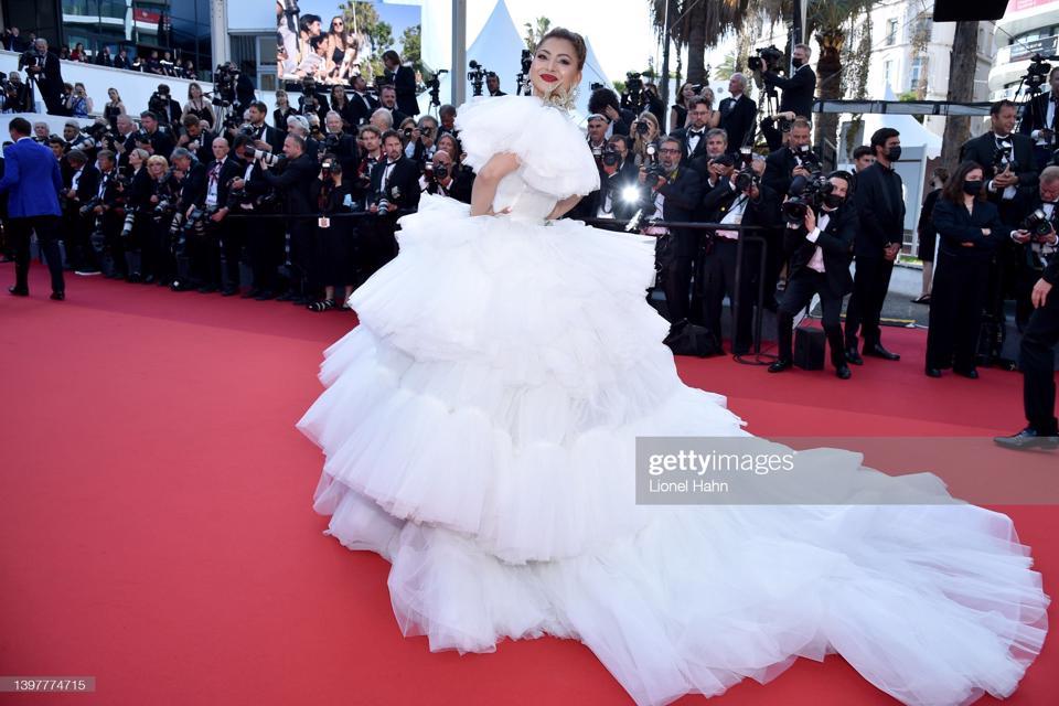Ngôi sao Ấn Độ Urvashi Rautela mặc chiếc váy xếp tầng nhiều lớp của Tony Ward Couture. Trang phục cồng kềnh nhưng di chuyển dễ dàng vì chất liệu khá nhẹ.