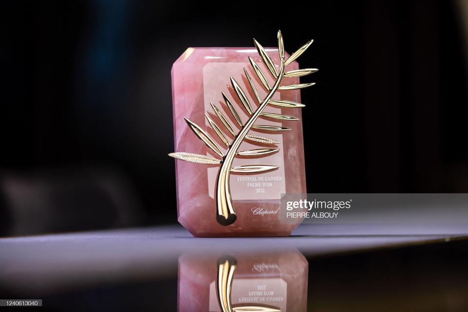 Chiếc cúp Cành cọ vàng được trưng bày tại Chopard Jewellery House vào ngày 10 tháng 5 năm 2022 ở Meyrin gần Geneva trước thềm Liên hoan phim Cannes lần thứ 75 khai mạc.