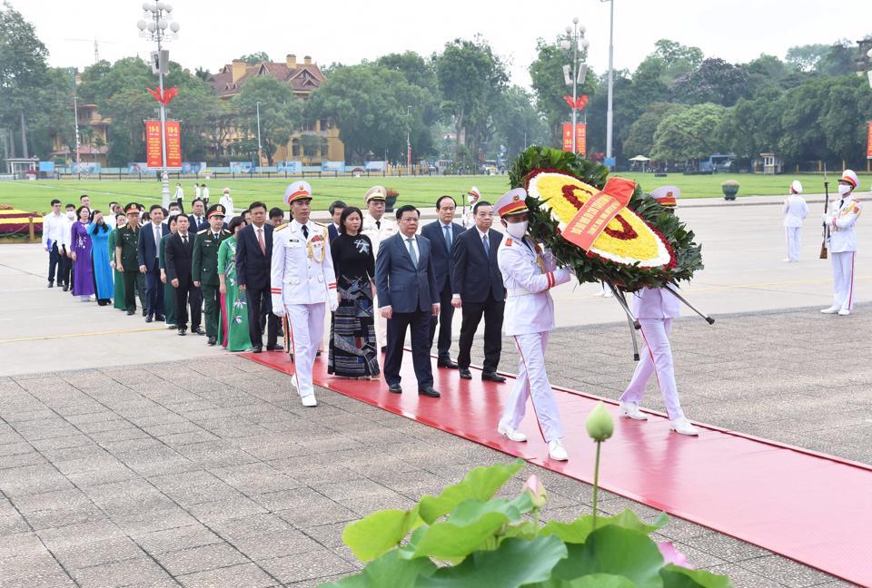 Đoàn đại biểu Thành ủy, HĐND, UBND, Ủy ban MTTQ Việt Nam thành phố Hà Nội vào Lăng viếng Chủ tịch Hồ Chí Minh.