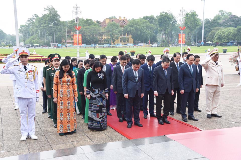 Các đồng chí lãnh đạo thành phố Hà Nội tưởng nhớ Chủ tịch Hồ Chí Minh.