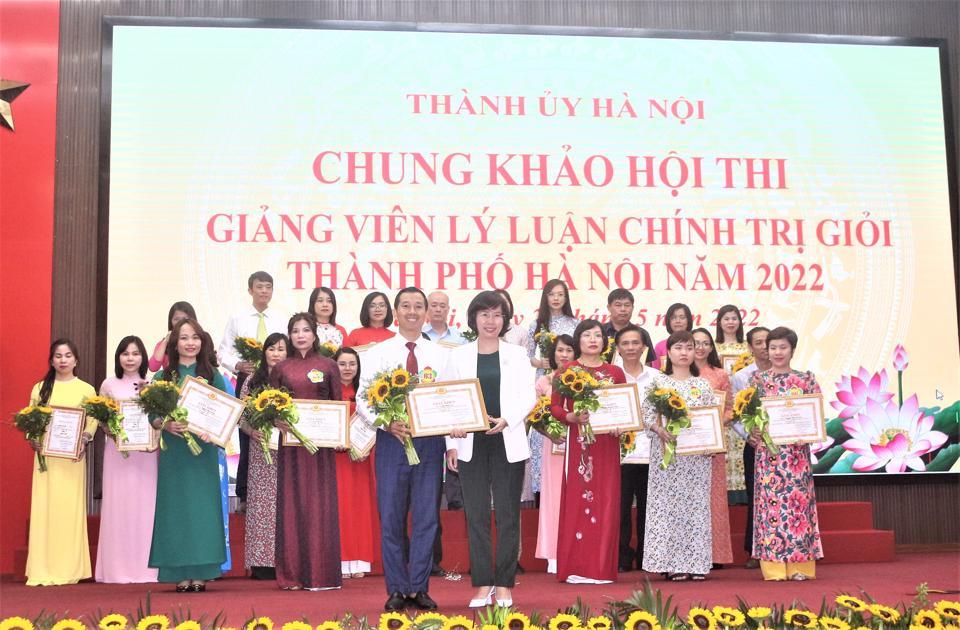 Trưởng Ban Tuyên giáo Thành ủy Bùi Huyền Mai trao giải Nhất cho thí sinh Tô Quang Tạo.