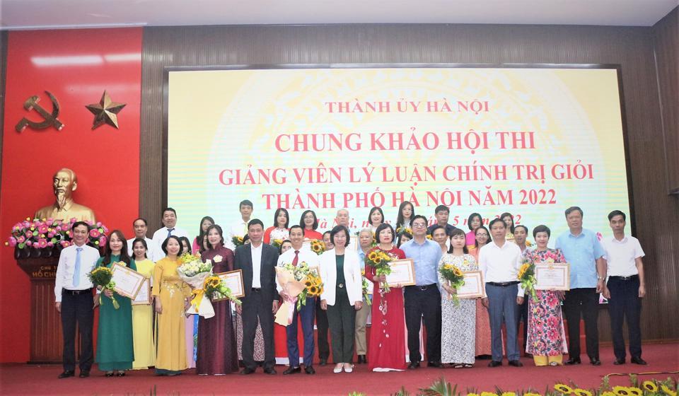 Các thành viên Ban Tổ chức Hội thi chụp ảnh lưu niệm với các thí sinh.