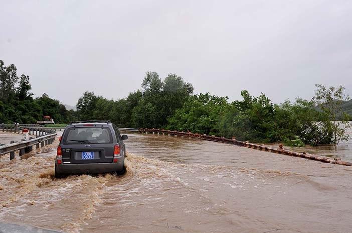 Miền Trung gồng mình ứng phó mưa lũ, phòng chống dịch bệnh COVID-19 | Báo  Dân tộc và Phát triển