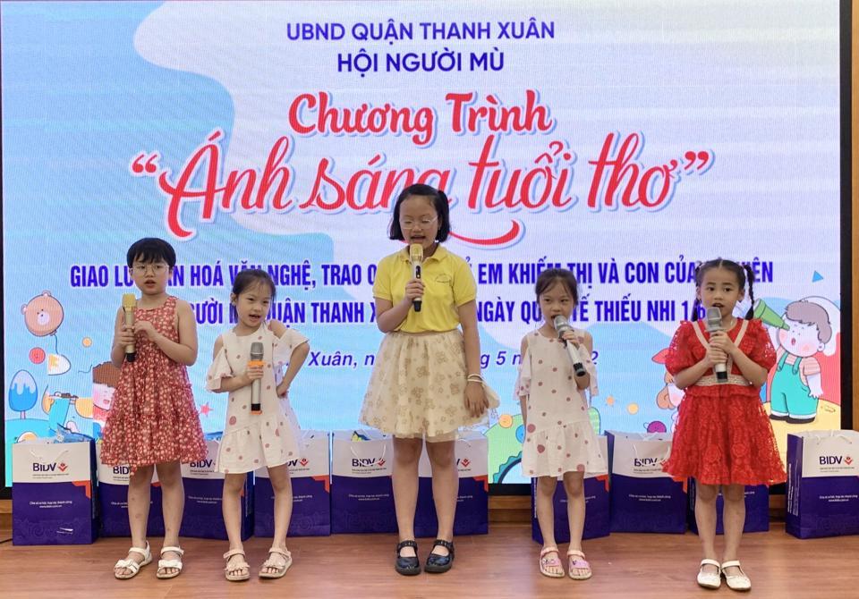 Các em thiếu nhi giao lưu văn nghệ tại chương trình