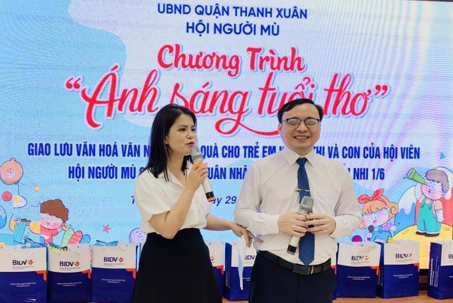 Chủ tịch Hội Người mù quận Thanh Xuân Nguyễn Tiến Thành cho biết, vào dịp Tết Thiếu nhi (1/6) hàng năm, Hội Người mù quận Thanh Xuân đều tổ chức các hoạt động giao lưu văn nghệ, tặng quà tới con em hội viên, thiếu nhi khiếm thị