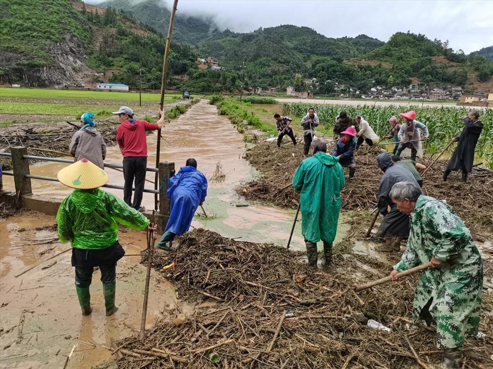 Trung Quốc: Mưa xối xả ở tỉnh sát Việt Nam, nhiều người chết, mất tích