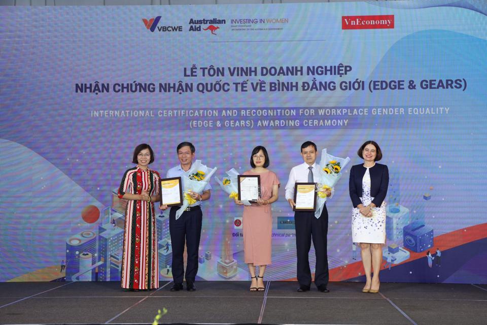 Tôn vinh các doanh nghiệp.