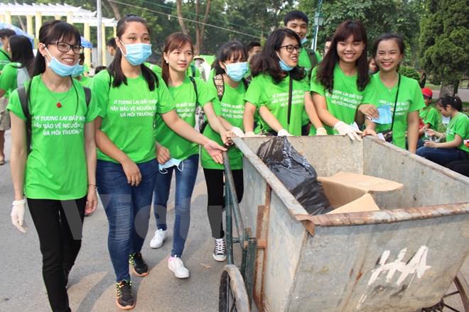 Các tình nguyện viên tham gia dọn vệ sinh xung quanh hồ Bảy Mẫu, Hà Nội. Ảnh: Hùng Đạt  