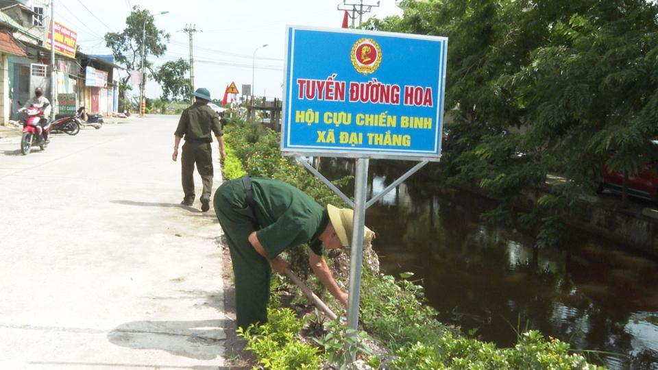 Người dân xã Đại Thắng tham gia chăm sóc cây hoa trên đường giao thông liên xã