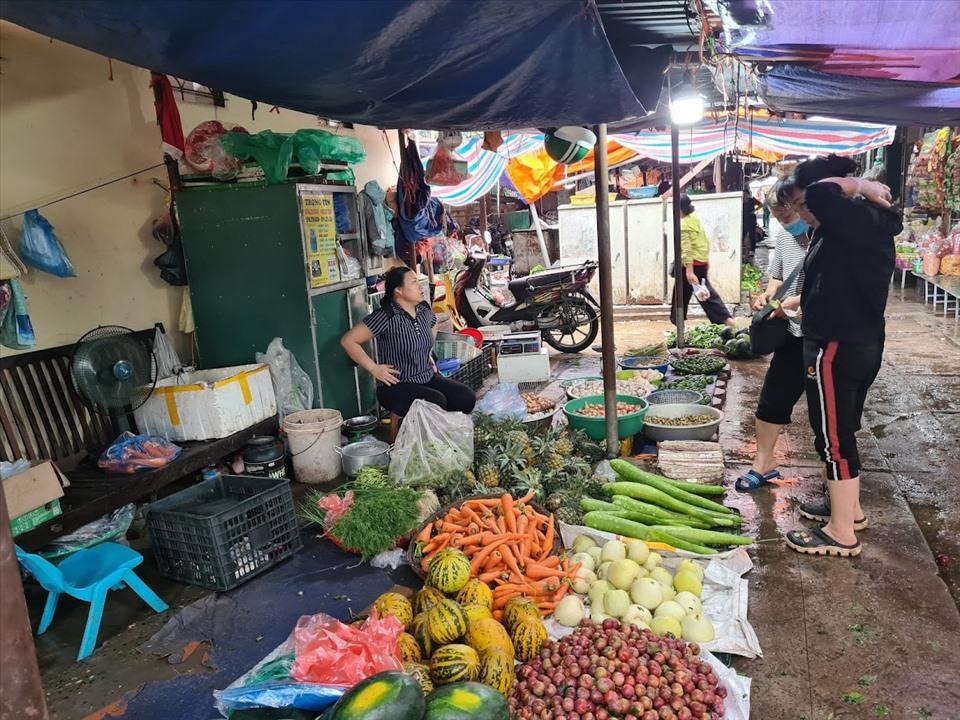 25.000 đồng/bó rau muống, người nghèo “méo mặt” với giá rau xanh