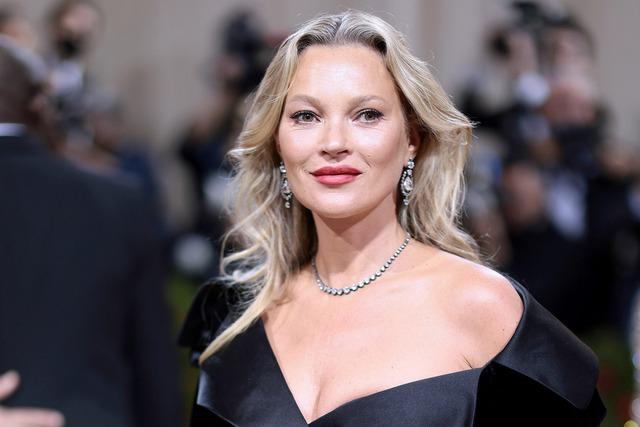 Biểu tượng thời trang - siêu mẫu Kate Moss: Đôi chân dài trứ danh của làng mốt và biến cố không thể nào quên ở tuổi 31  - Ảnh 7.