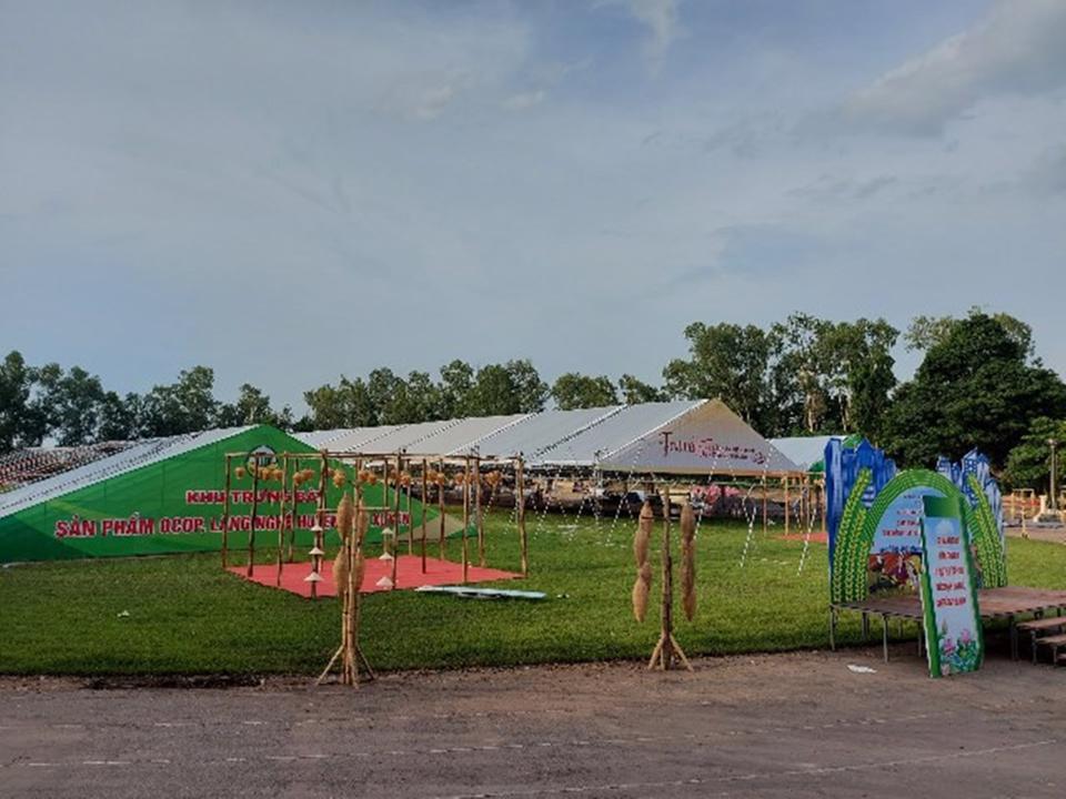 Sân vận động huyện Phú Xuyên, nơi tổ chức Lễ công bố, đón nhận Quyết định của Thủ tướng Chính phủ công nhận huyện đạt chuẩn NTM năm 2020