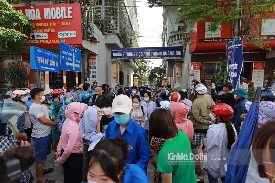 Trong ngày đầu tiên tổ chức, toàn huyện có 3.286/3294 tham dự thi hai môn Ngữ văn và Tiếng Anh. Trong đó, có 2 thí sinh là F0 và 6 thí sinh bỏ thi không có lý do.