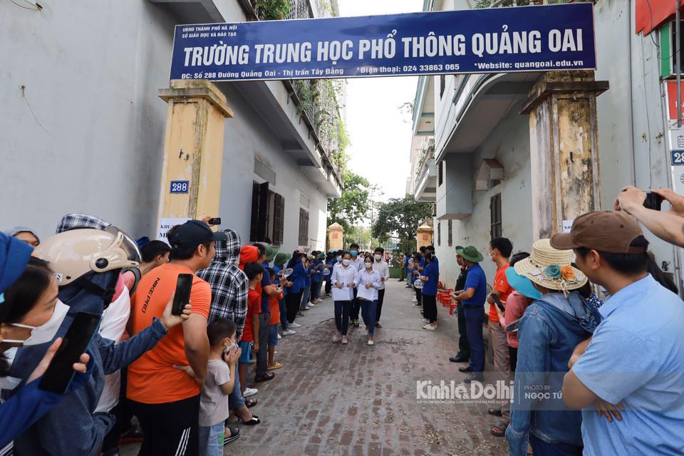 Phụ huynh chào đón những thí sinh đầu tiên hoàn thành bài thi.