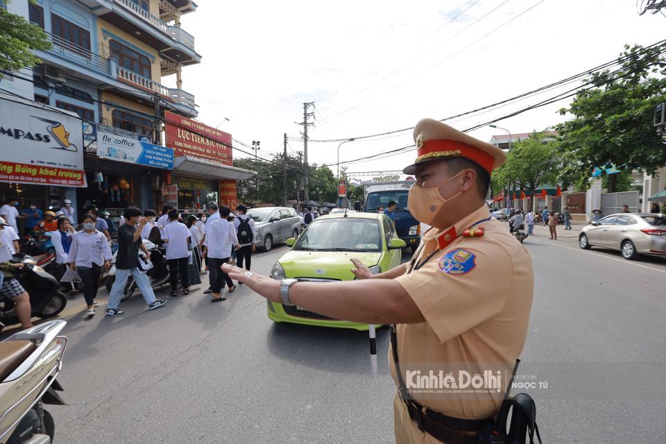 Lực lương giao thông phân luồng, đảm bảo lưu thông và an toàn trật tự trước các điểm thi.