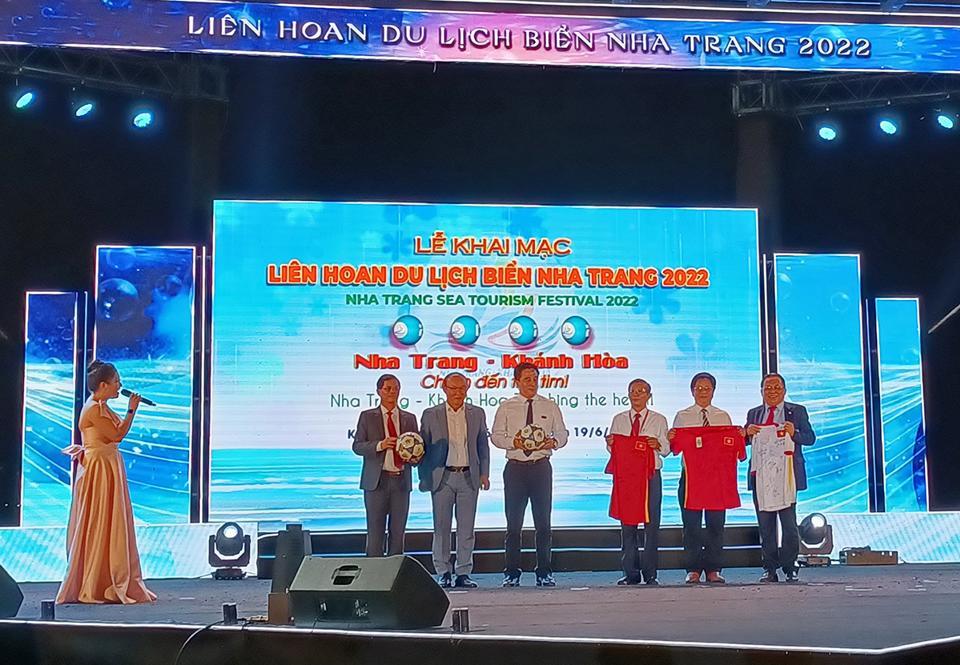 Liên hoan Du lịch Biển Nha Trang có sự tham dự của ông Park Hang-seo - huấn luyện viên Trưởng đội tuyển bóng đá Quốc gia Việt Nam. Ảnh: Trung Vũ.