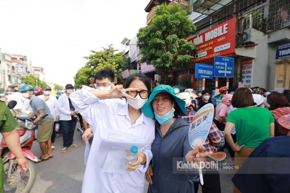 Tất cả các điểm thi không ghi nhận các trường hợp cán bộ coi thi và thí sinh vi phạm quy chế.Hai địa điểm thi ghi nhận đầy đủ 100% thí sinh đến dự thi là tại trường THPT Quảng Oai và trường THCS Vật Lại.