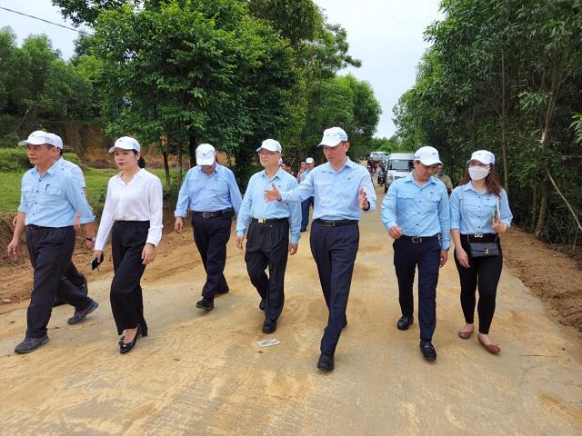   Lãnh đạo thị xã Kỳ Anh, đại công ty Formosa Hà Tĩnh tham quan tuyến đường mới hoàn thành.