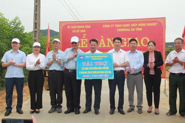  Đại diện công ty Formosa Hà Tĩnh trao biểu trưng số tiền hơn 1,6 tỷ đồng tài trợ xây dựng đường nông thôn mới.