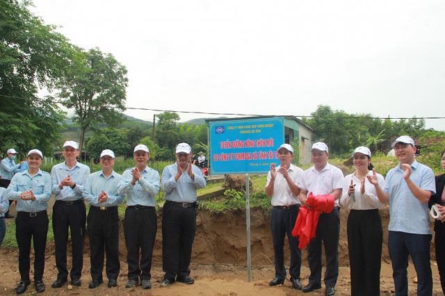  Đại diện lãnh đạo UBND thị xã Kỳ Anh, UBND xã Kỳ Hoa cùng công ty Formosa Hà Tĩnh kéo băng khánh thành, đưa vào sử dụng tuyến đường.  