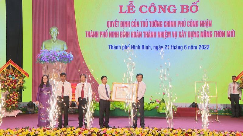 Ông Nguyễn Hoàng Hiệp, Thứ trưởng Bộ Nông nghiệp và Phát triển Nông thôn trao Bằng công nhận hoàn thành nhiệm vụ xây dựng NTM cho TP Ninh Bình.