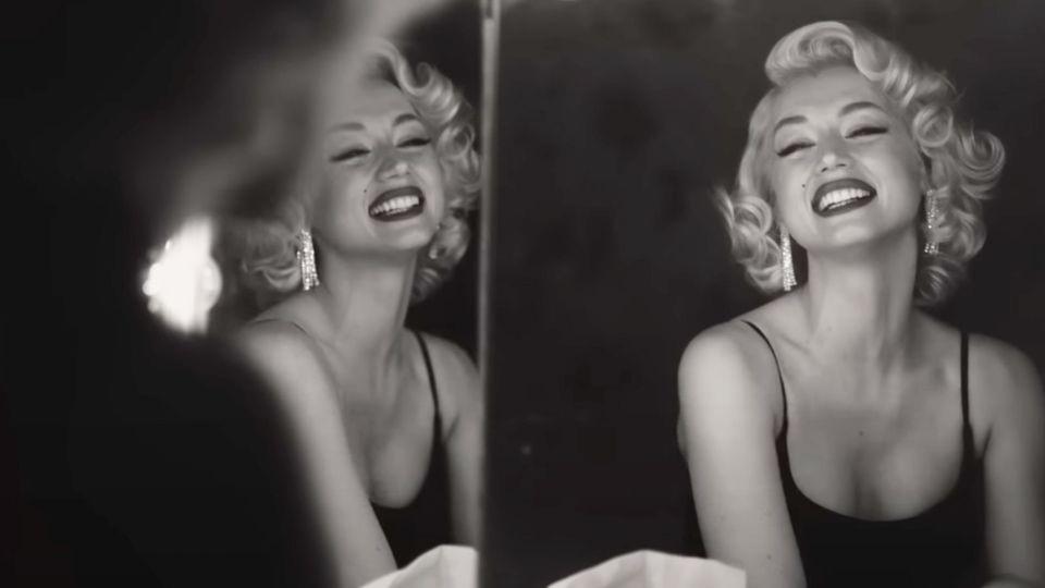 Nữ diễn viên Ana de Armas trong tạo hình biểu tượng gợi cảm Marilyn Monroe. Cô được khen quyết rũ, nổi loạn và thể hiện được thần thái của Marilyn nãm xưa. Ảnh: Netflix.