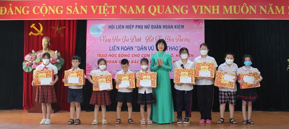 Hội LHPN quận trao tặng 18 suất học bổng cho con em cán bộ, hội viên có hoàn cảnh khó khăn