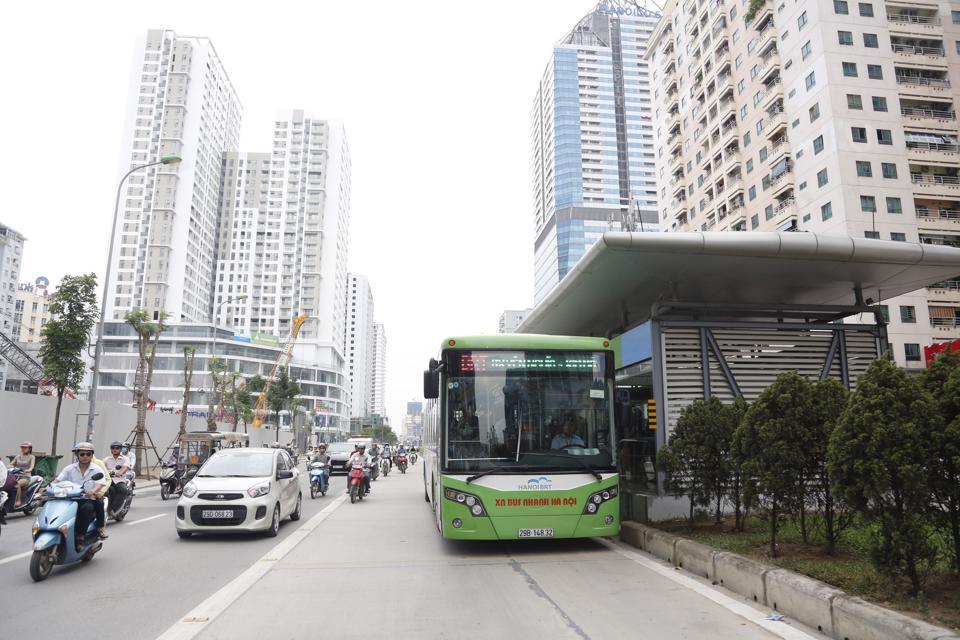 Xe buýt BRT trên đường Lê Văn Lương. Ảnh: Hải Linh  