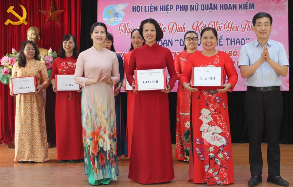 Phó Chủ tịch UBND quận Hoàn Kiếm Nguyễn Quốc Hoàn và Trưởng Ban Tổ chức - Kiểm tra Hội LHPN Hà Nội Nguyễn Kim Quý trao giải Nhì cuộc thi “Nữ công gia chánh” cho phường Phúc Tân, Đồng Xuân