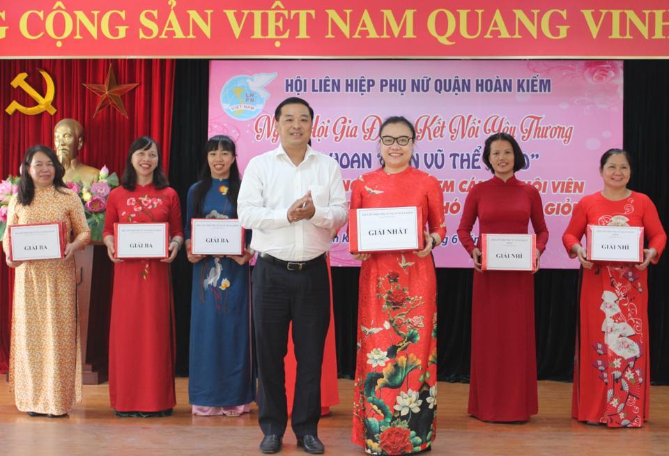 Phó Bí thư Thường trực Quận ủy Hoàn Kiếm Đinh Hồng Phong trao giải Nhất cuộc thi “Nữ công gia chánh” cho phường Hàng Buồm